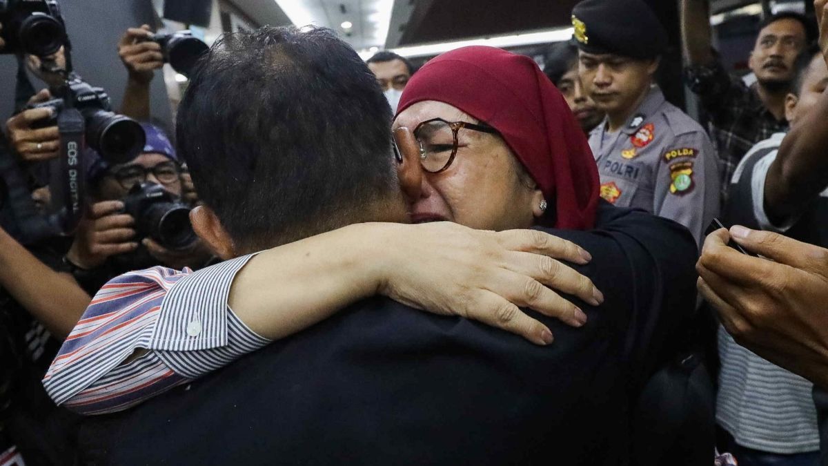 FOTO: Peluk Anak-Anak, Tangis Eks Dirut Pertamina Karen Agustiawan Pecah Usai Divonis 9 Tahun Penjara