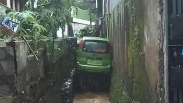 11 Potret Mobil Nyasar di Tempat Tak Terduga, Jadinya Bikin Mikir Keras Terheran-heran