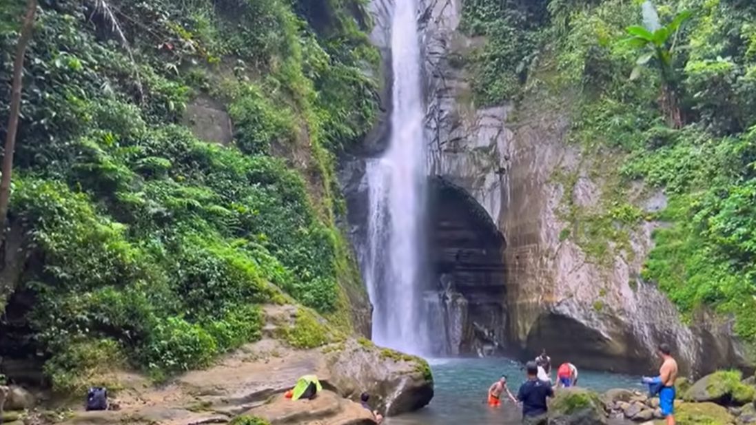 Misteri Curug Bubut Cianjur, Ada “Candi” di Balik Air Terjun Indah