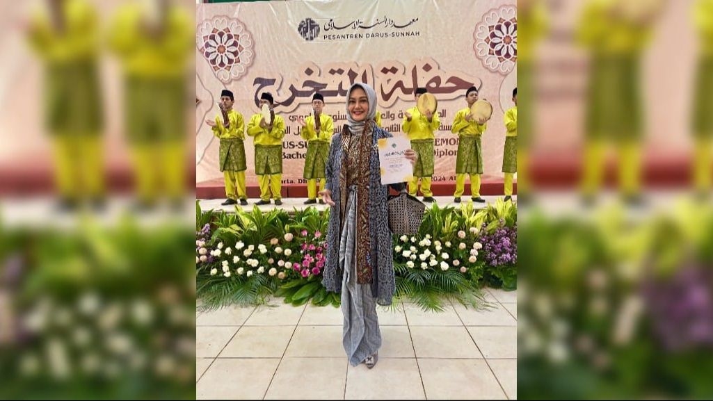 9 Potret Cantik Bella Saphira Tampil Berhijab saat Hadir di Acara Wisuda Pesantren, Bikin Pangling