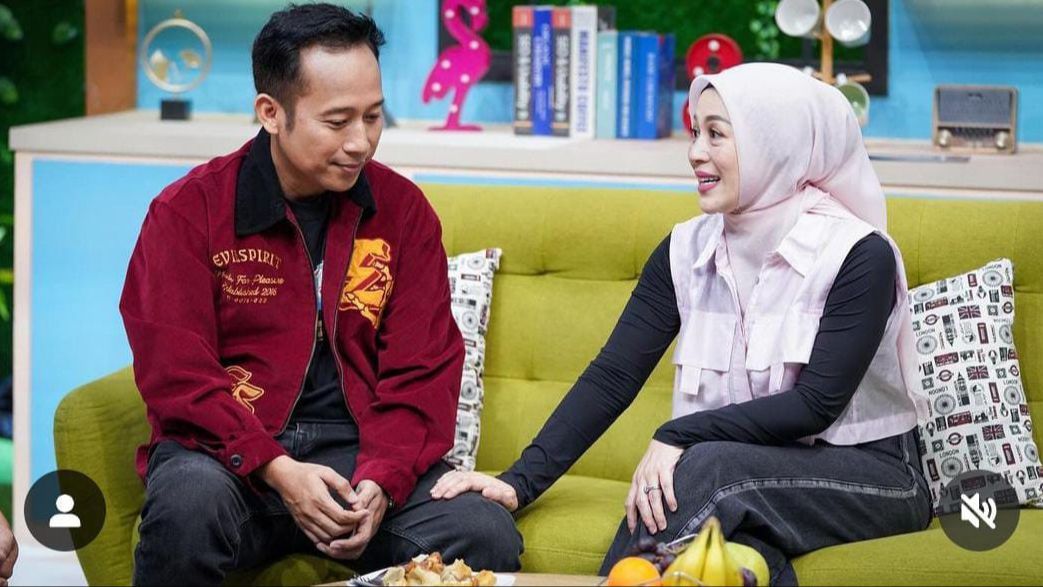 Potret Shanty Istri Denny Cagur Bak Anak Gadis Pose di Tengah Rel Kereta, Singgung Soal Istri Muda