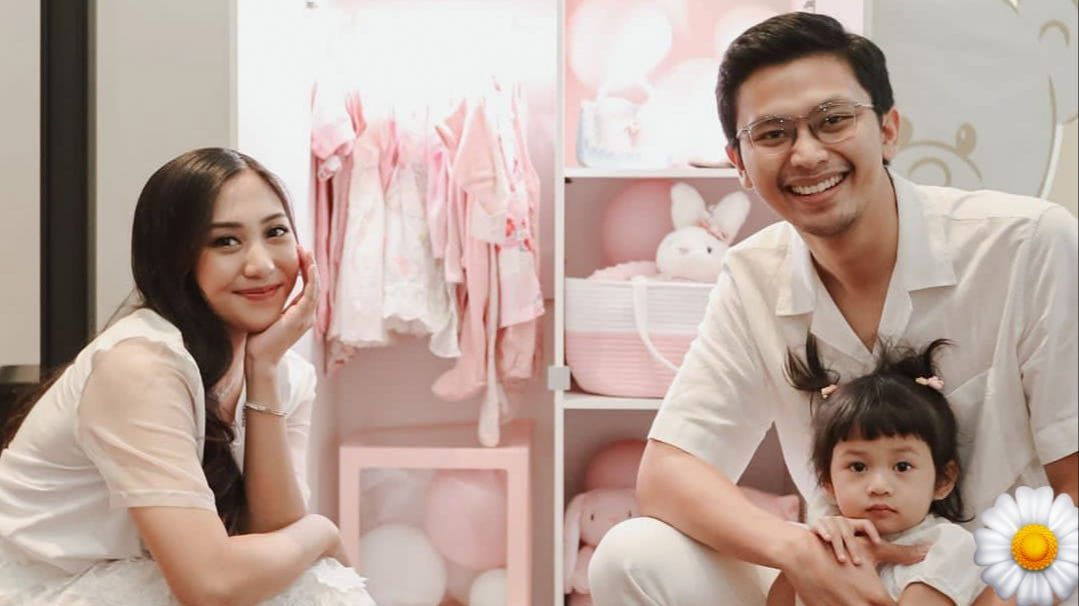 Potret Unik Gender Reveal Nona Adik Nikita Willy, Siapkan Lemari Berisi Semua Kebutuhan Bayi Berwarna Pink