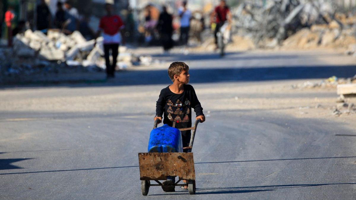 FOTO: Potret Sibuknya Anak-Anak Palestina Kumpulkan Air Bersih untuk Keluarga