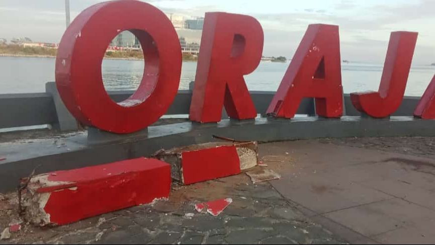 Warga Makassar Tewas Tertimpa Tugu Tulisan Toraja di Pantai Losari