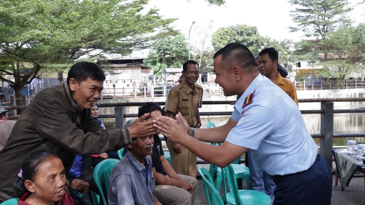 Danlanud Husein Sastranegara Anjangsana ke Warga Citepus Ingatkan Larangan Aktivitas di Sekitar Landasan