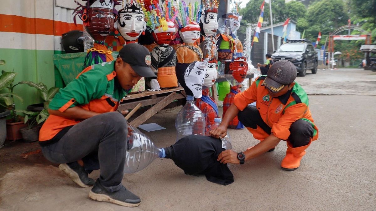 FOTO: Kreasi Ondel-Ondel Mini Galon Bekas Karya Petugas UPS Lingkungan Hidup DKI Jakarta yang Bernilai Tinggi