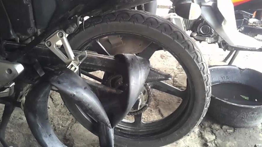 Mengatasi masalah ban motor yang mengalami kebocoran ringan dengan cara yang efektif dan efisien.