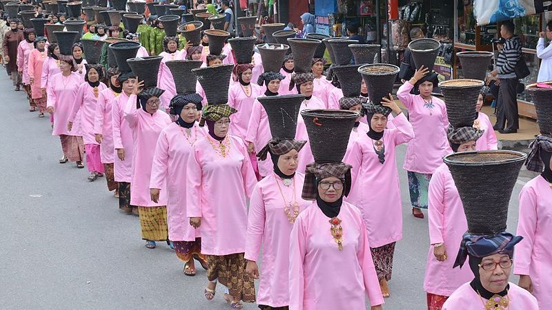 Uniknya Tradisi Arak Bako, Prosesi Perkawinan Adat Minangkabau yang Libatkan Ratusan Orang