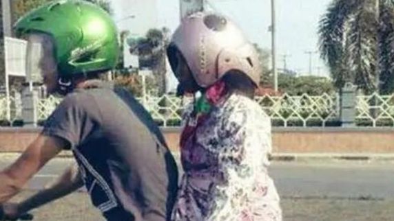 10 Potret Emak-emak Pakai Helm Diluar Nurul, Bikin Enggak Habis Fikri