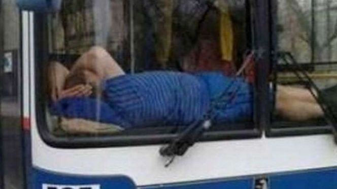 10 Potret Penumpang Tidur Lelap di Bus Tapi Kelakuannya Benar-benar Bikin Melongo