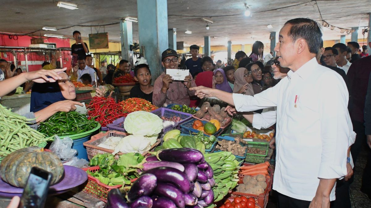 Tinjau Pasar di Kotawaringin Timur, Jokowi Pastikan Harga Baik dan Stabil