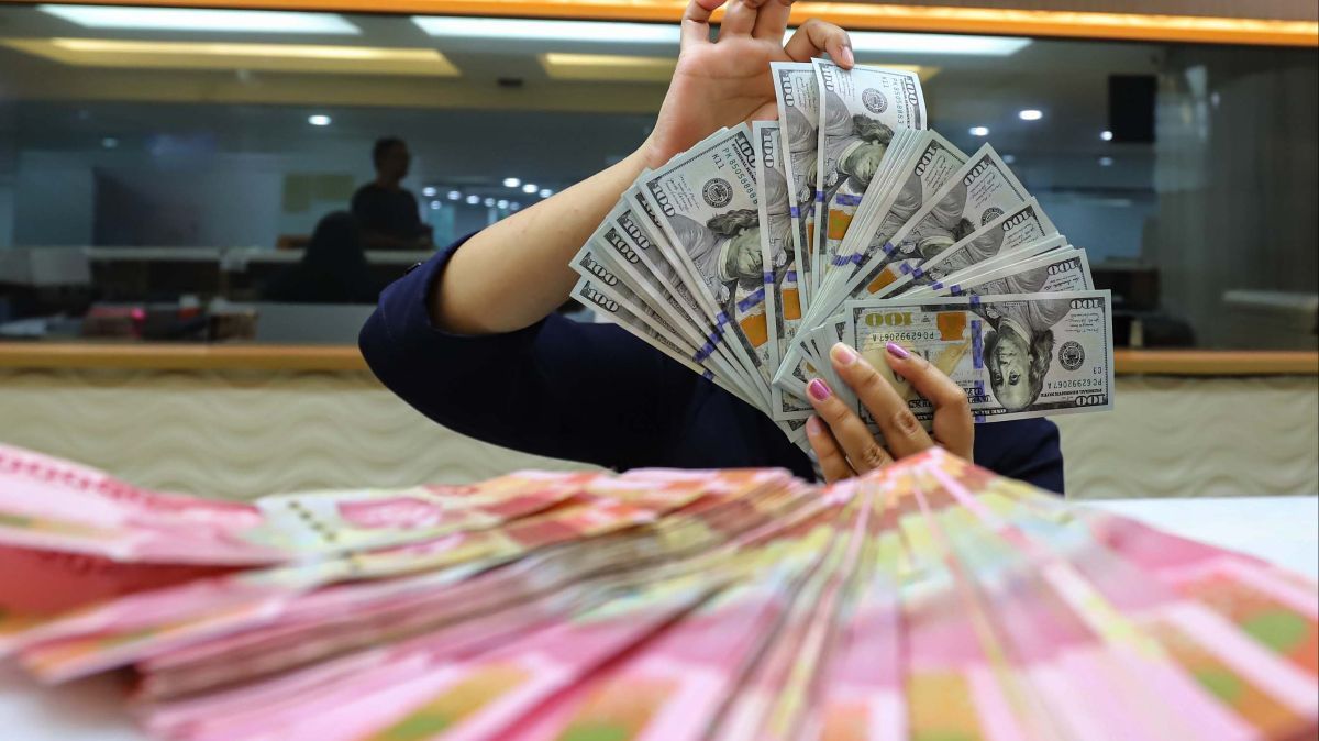 FOTO: Rupiah Anjlok Lagi, Melemah 38 Poin Jadi Rp16.413 per Dolar AS