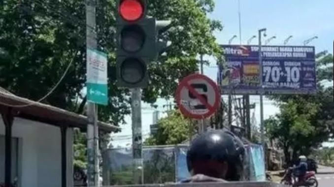 10 Potret Lampu Merah yang Membingungkan, Pengendara Jadi Bingung Jalan atau Berhenti