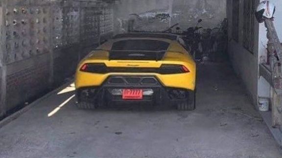 10 Potret Supercar Parkir di Tempat Ala Kadarnya, Jauh Banget dari Garasi Aman dan Mewah