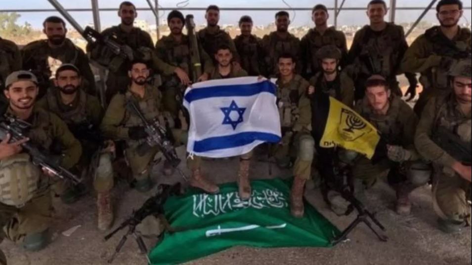 Foto Tentara Israel Injak Bendera Arab Saudi Viral, Picu Kemarahan Netizen