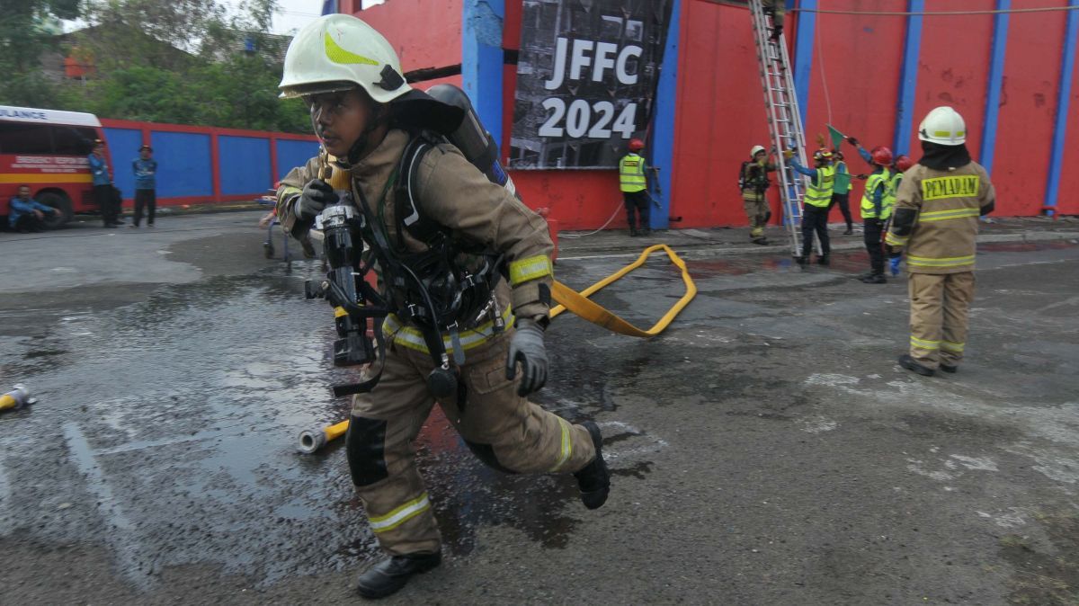 FOTO: Aksi Pemadam Kebakaran Beradu Ketangkasan di Jakarta Fire Fighting Challenge 2024