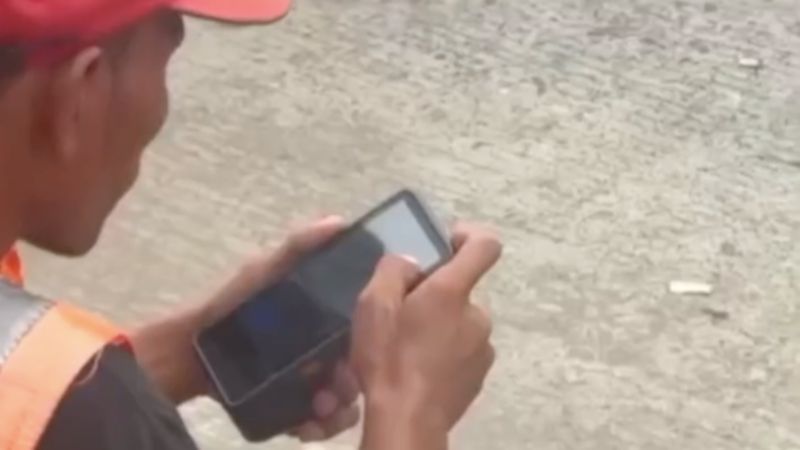 Seorang Juru Parkir Tertangkap Kamera sedang Main Judi Online pakai Mesin E-Parking, Warganet ‘Dijamin Duduk Anteng’