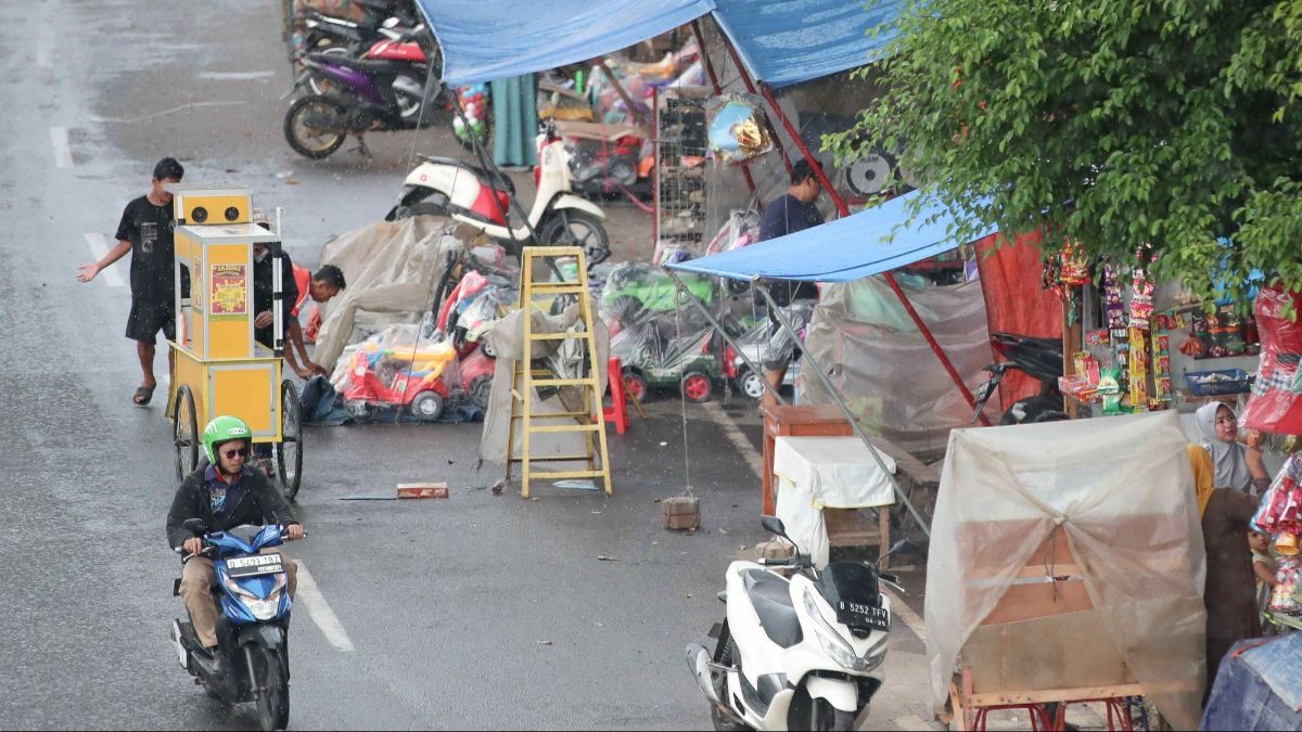 FOTO: Fenomena Online Shopping Menggerus Cuan Pedagang Mainan Pasar Gembrong saat Libur Sekolah