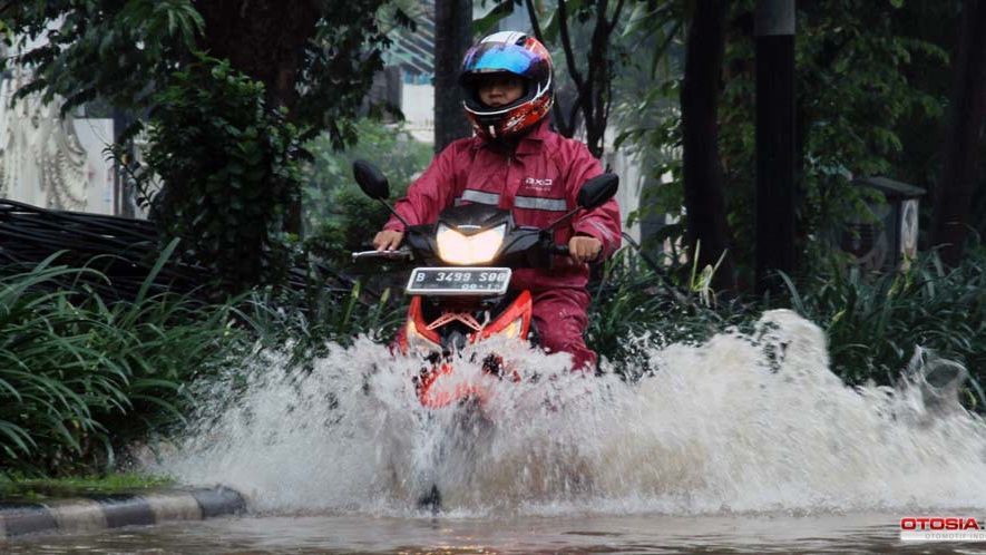 8 tips untuk mengerem motor Agar roda tidak tergelincir saat hujan.