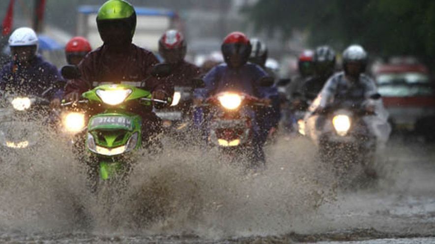 Pentingnya Menggunakan Teknik Pengereman 4 Jari Saat Musim Hujan, Serta Cara Memakainya