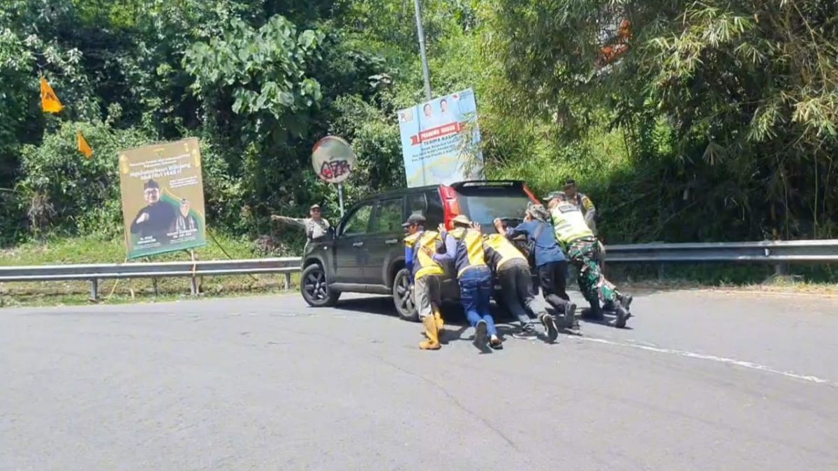 Apakah Penggunaan Kopling Setengah saat Mobil Melewati Tanjakan Aman atau Tidak?