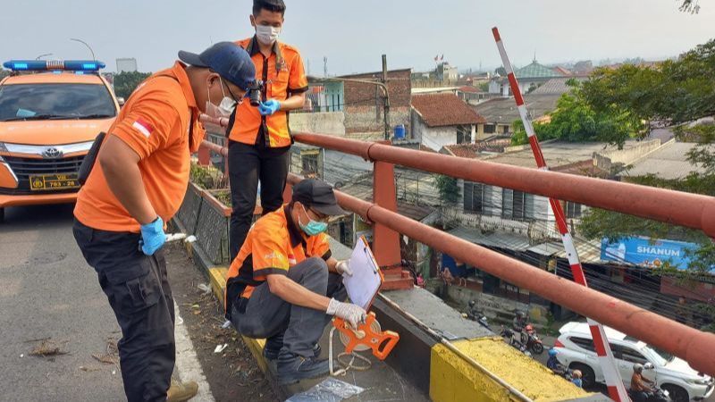 Sesosok Pemuda Tewas Tergantung di Flyover Cimindi Bandung, Ini Ciri-Cirinya