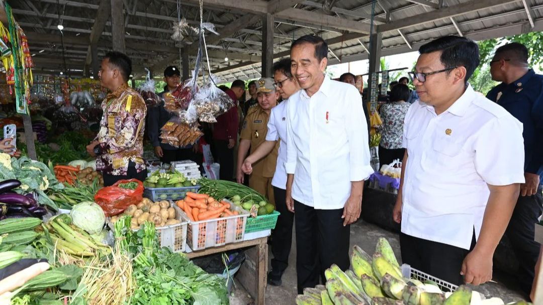 VIDEO: Momen Unik! Jokowi & Emak-Emak Nyentrik Salam Komando, Kacamata Hitam Rambut Pirang