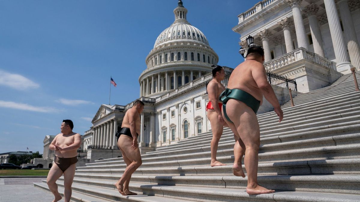 FOTO: Ketika Pegulat Sumo Jepang Wara-Wiri di US Capitol Washington, Aksinya Hebohkan Wisatawan