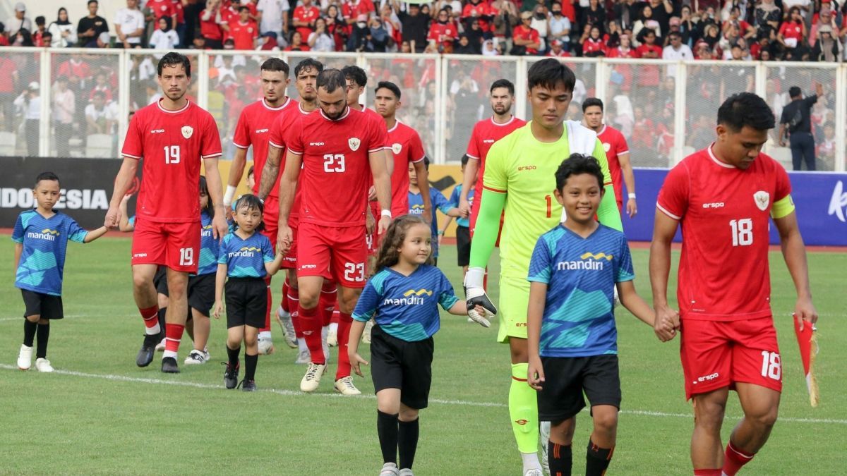 Momen Timnas Nyanyi Lagu Kebangsaan Sebelum Lawan Tanzania, Bocil Pendamping Ernando Disorot