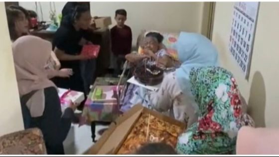 Momen Cucu dan Cicit Beri Kejutan untuk Neneknya yang Berulang Tahun Ini Viral, Curi Perhatian