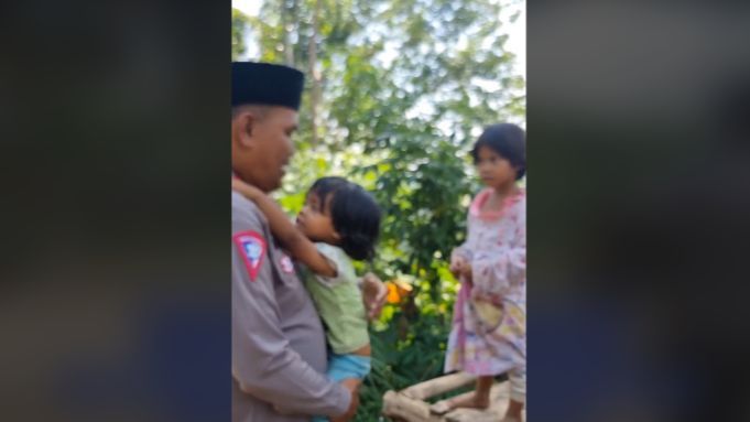 Kisah Pilu Empat Bocah Ditinggal Ibunya Wafat, Beruntung Sosok 'Malaikat' Berseragam jadi Ortu Asuhnya