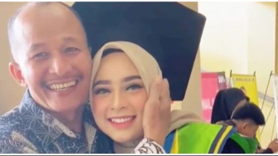 14 Tahun Berpisah, Begini Momen Bahagia Seorang Anak yang Kembali Berkumpul dengan Ayah dan Ibu di Hari Wisudanya