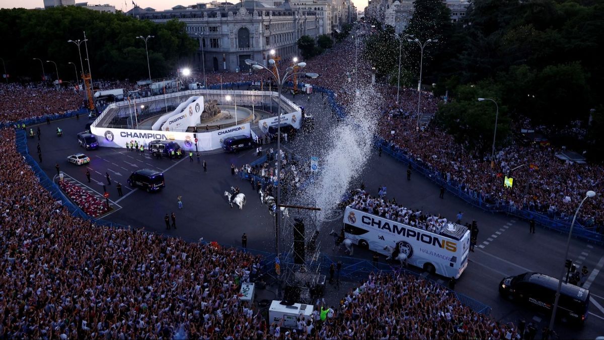 FOTO: Lautan Suporter Sambut Iring-Iringan Parade Kemenangan Real Madrid Mengarak Trofi Juara Liga Champions 2023/2024