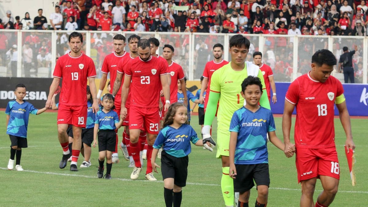 Bocah Perempuan Pendamping Kiper Ernando Cicit Ratu Dangdut Elvy Sukaesih, Semangat Nyanyi Bikin Gemas