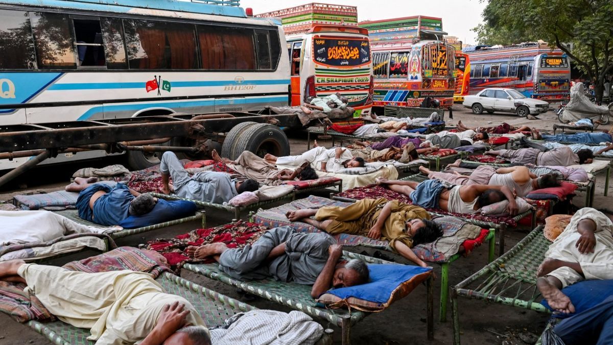 FOTO: Di Tengah Gelombang Suhu Panas Ekstrem, Sopir Bus di Pakistan Ini Justru Tidur Nyenyak di Luar Ruangan