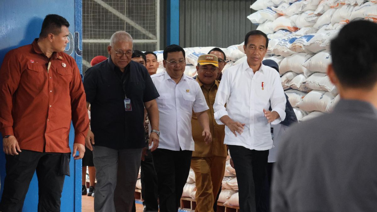 Tinjau Gudang Bulog di Lubuklinggau, Jokowi Pastikan Kelanjutan Bantuan Pangan