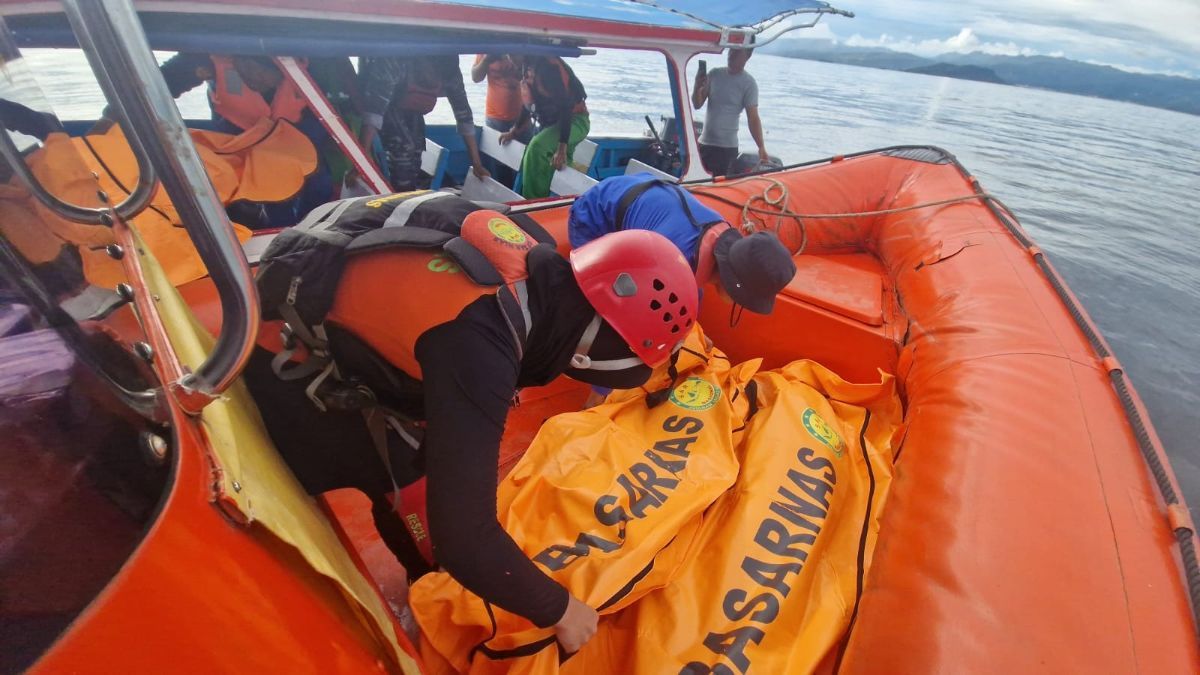 Detik-Detik Kapal Wisatawan Dihantam Gelombang & Tenggelam, Tiga Orang Meninggal