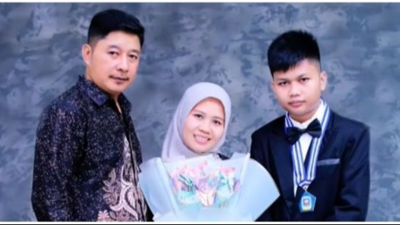 Momen Kehadiran Sus Rini di Wisuda Putranya Ini Viral, Sosok Suami Curi Perhatian