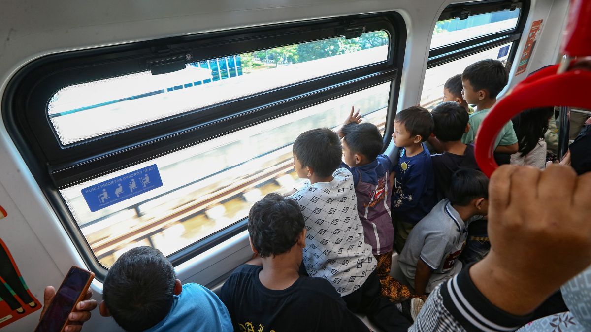 FOTO: Keseruan Anak-Anak Berkeliling Jakarta Naik LRT Saat Libur Sekolah