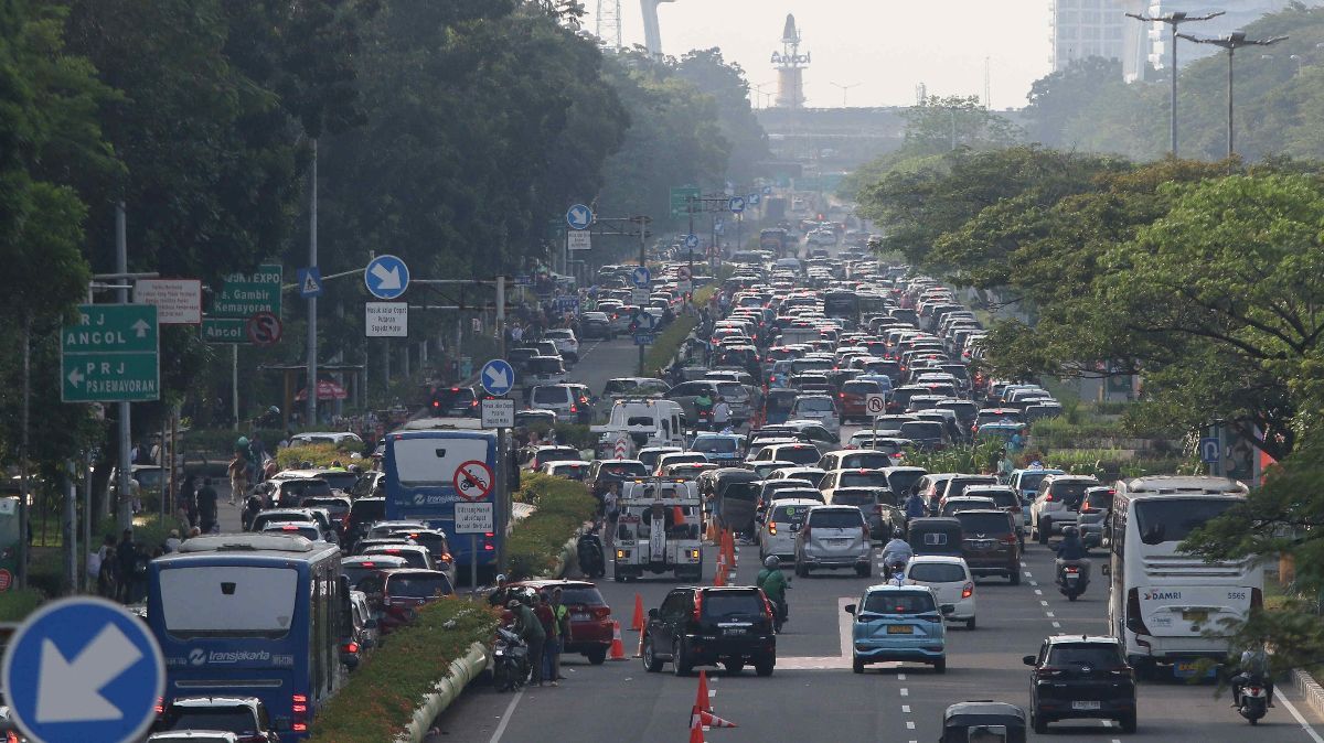 FOTO: Akhir Pekan, Jalanan Sekitar PRJ di JIExpo Keyoran Dikepung Kemacetan