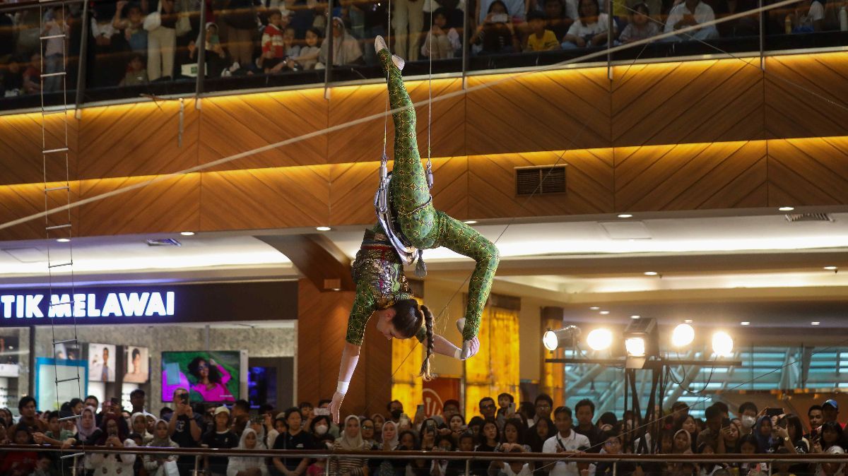 FOTO: Atraksi Grup Sirkus Rusia Hibur Pengunjung di Pondok Indah Mall 2 Jakarta