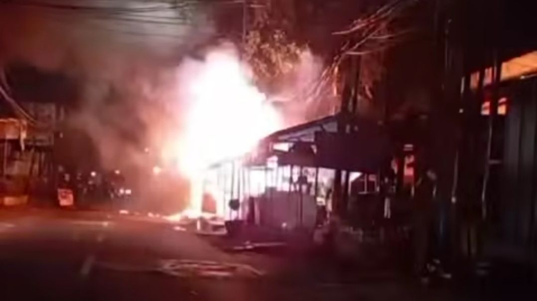 Ruko di Cibubur Jaktim Terbakar, Keluarkan Percikan Listrik