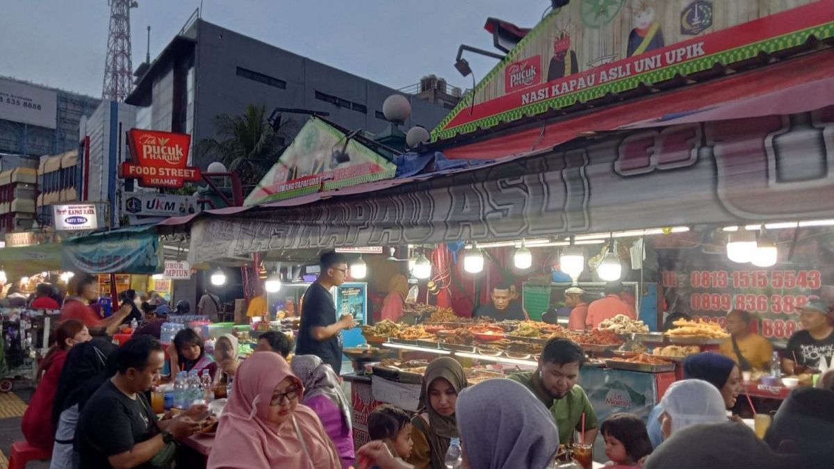 Pemuda 23 Tahun Sukses Jual Jajanan Ala Korea di Pinggir Jalan Penghasilannya Lebih dari UMR Jakarta, Sedihnya Pernah Dijauhi Cewek