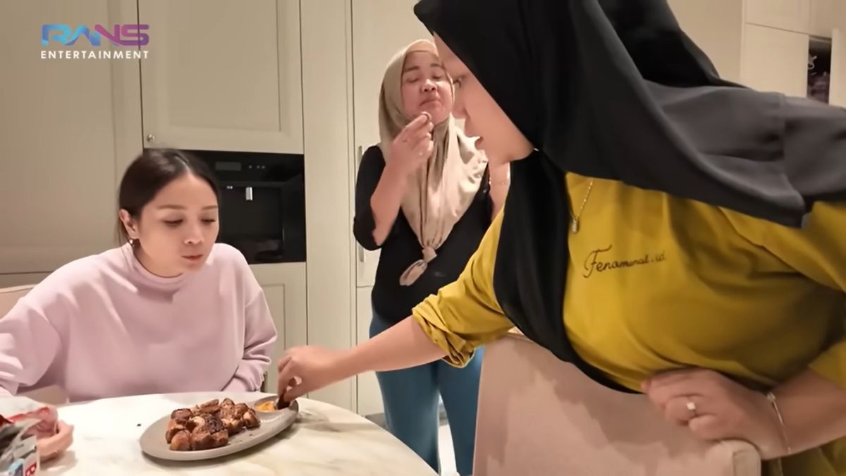 Nagita Slavina Masak-masak Resep Viral, Makan Bareng sama ART dan Sus Rini Bak Bestie