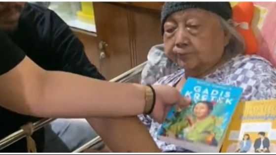 Viral Nenek Usia 84 Tahun dapat Hadiah Buku saat Ultah, Ekspresi saat Buka Kado Curi Perhatian