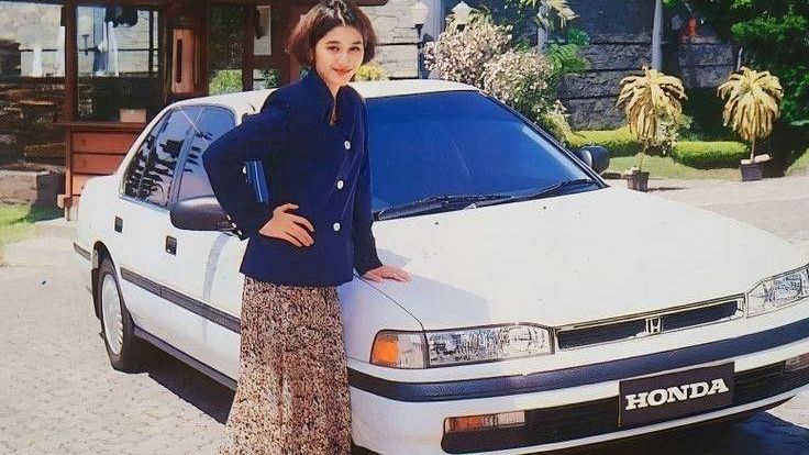 10 Potret Artis Cantik Lawas Bersama Mobil Elit di Masanya, Penuh Unsur Nostalgia