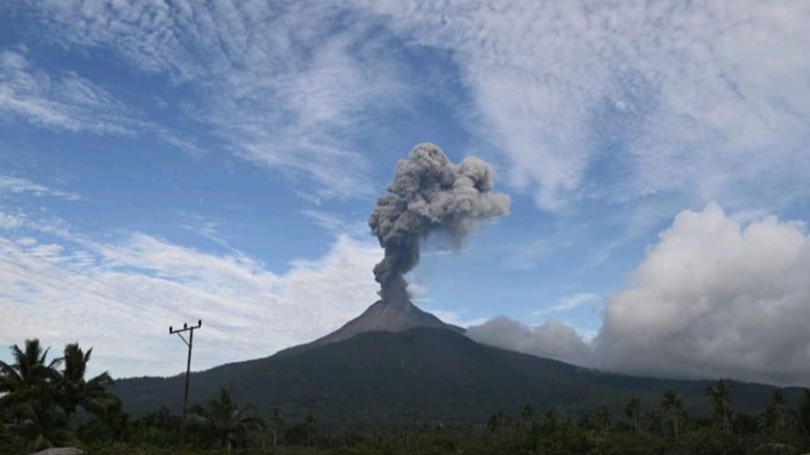 Gunung Api Lewotobi Laki-laki Kembali Erupsi, Kolom Abu Setinggi 900 Meter