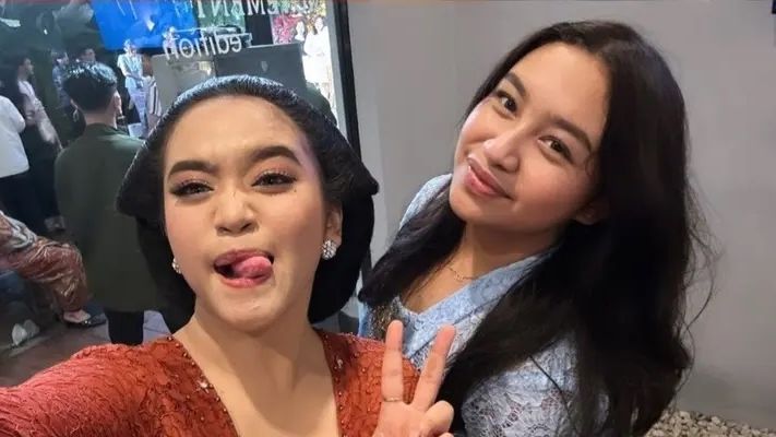 Gaya Elegan Khirani, Putri Mayangsari di Acara Kondangan