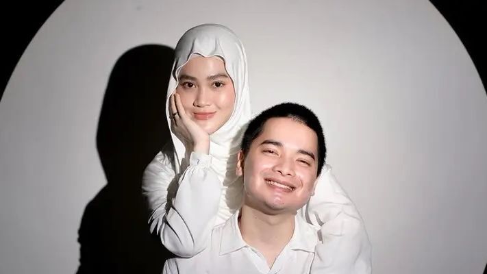 Potret Kemesraan Alvin Faiz dan Henny Rahman, Romantis Layaknya Pasangan Muda