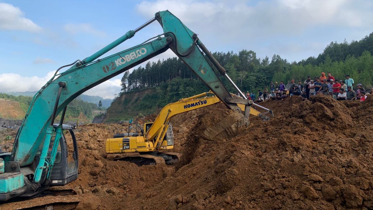 Tebing Setinggi 100 Meter Longsor, 4 Penambang dan 2 Truk Pasir Tertimbun Material Tanah